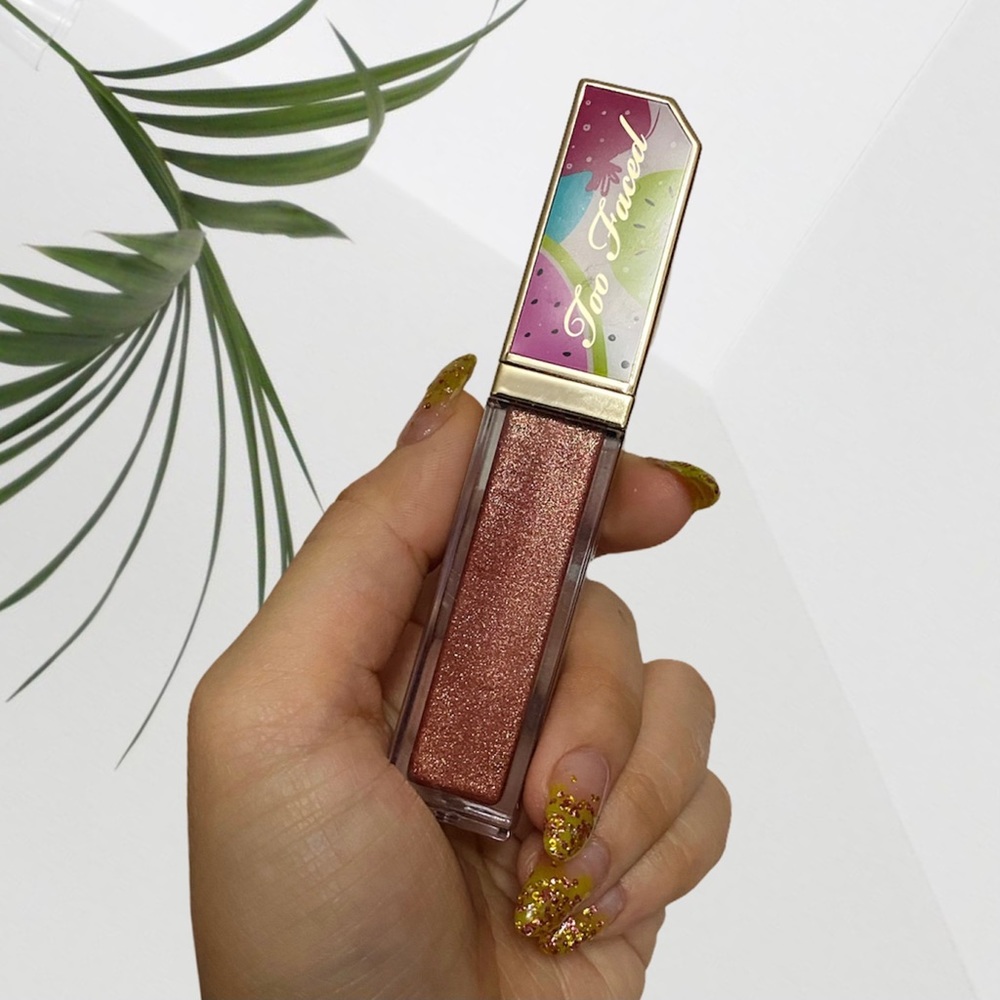 TOO FACED | LIP GLOSS “YUMMY RUMMY” (NEW)